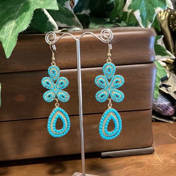 🌟 Host Pick!!🌟Gold Tone Turquoise Blue Beaded Chandelier Hang Pierced Earrings - Picture 1 of 4